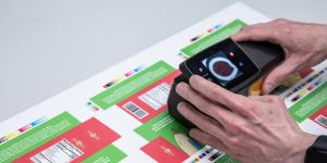 始终准确的测量定位、可切换单点和扫描模式、充分减少油墨污染、可在设备上访问色彩标准